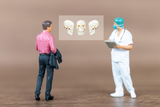 Miniaturmenschenpatienten werden von einem Orthopäden besprochen