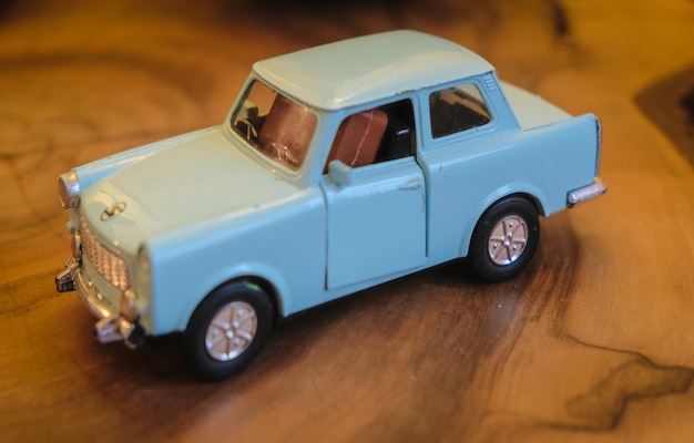 Miniaturmodell eines alten Autos der 50er Jahre