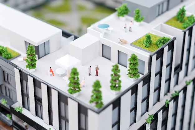 Miniaturmodell, Miniaturspielzeuggebäude, Autos und Menschen. Stadtmaquette. Neues Bauprojekt