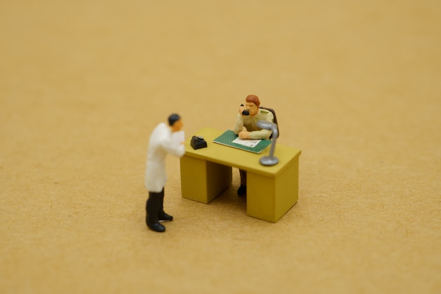 Miniaturspielzeug von Ärzten und Regierungsbeamten