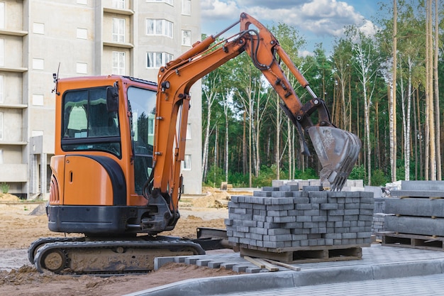 Minibagger auf der Baustelle. Kompakte Baumaschinen für den Erdbau.