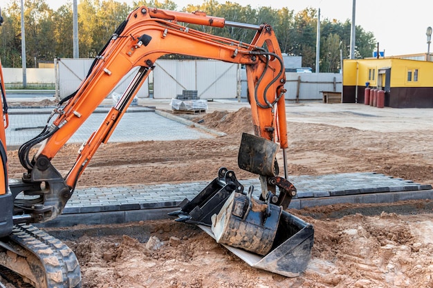 Minibagger auf der Baustelle. Kompaktes Baugerät für den Erdbau.