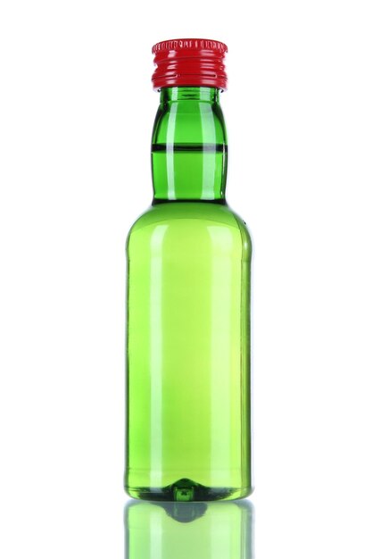 Foto minibar botella aislado en blanco