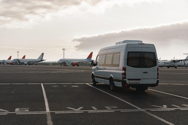 Minibús en un estacionamiento en el aeropuerto