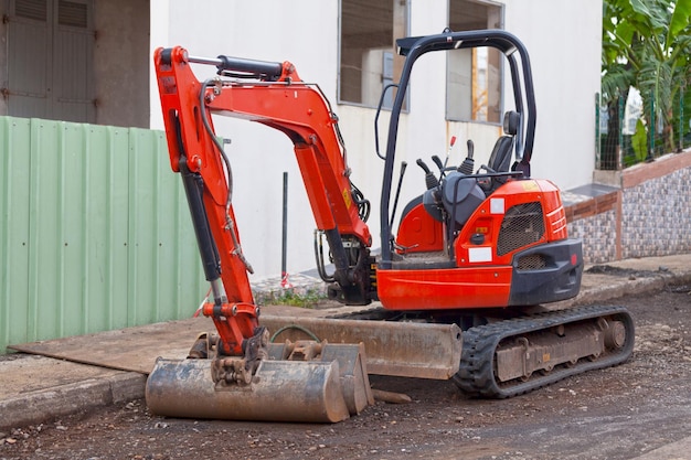 Miniexcavadora roja