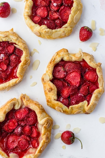 Minigalletas hechas de fresas sobre un fondo blanco Deliciosos minipies Vista superior