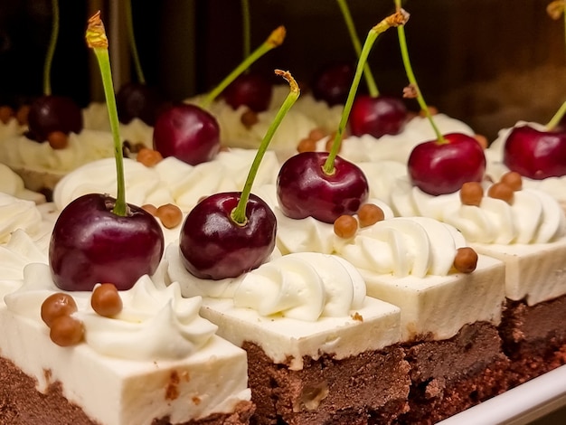 Minikuchen mit Beeren und Früchten aus nächster Nähe, Himbeere, Blaubeere und Kirsche, köstlicher kleiner Kuchen