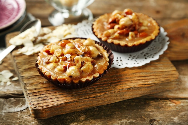 Minikuchen mit Nüssen auf Holzhintergrund