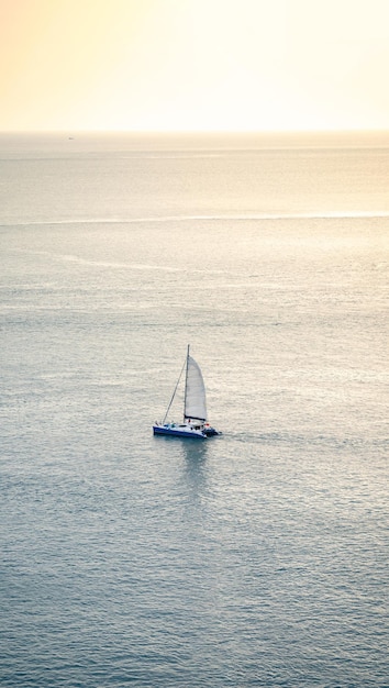 Minimal Sailboat Yacht está navegando no mar calmo, tire esta imagem de cima da montanha Phrom Thep Cape Phuket Tailândia com lente Tele