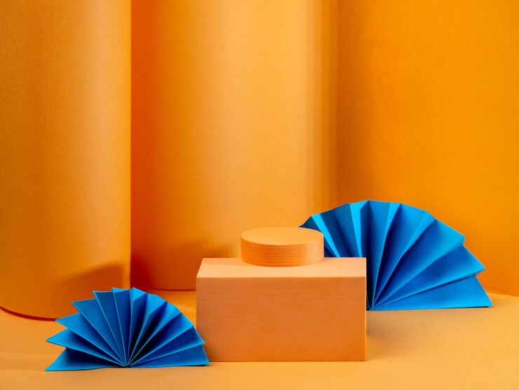 Minimale abstrakte leuchtend orange Oberfläche, das Layout der Szene mit der geometrischen Form eines Podiums zur Demonstration des Produkts