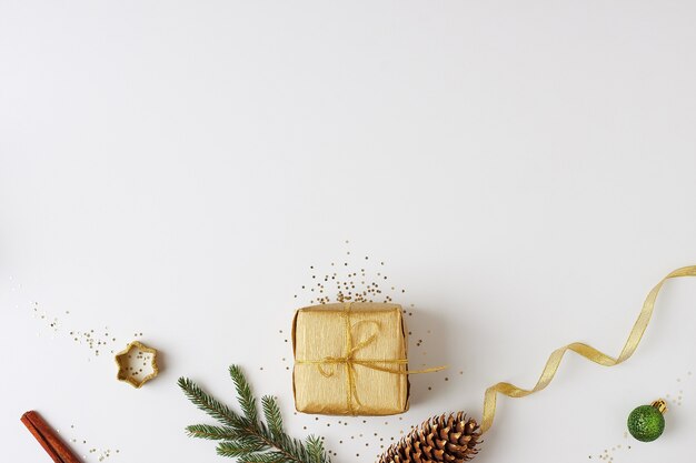 Foto minimaler hintergrund des feiertags mit einem geschenk auf weiß