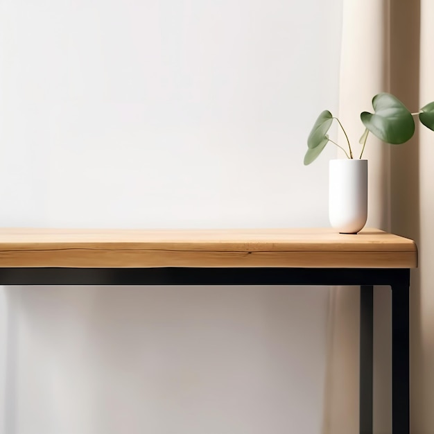 Minimaler Holztisch auf weißem Hintergrund