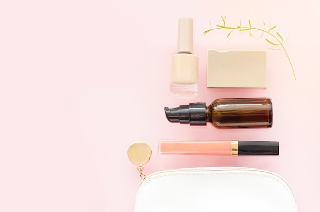 Minimaler Kosmetiksatz auf rosa Hintergrund