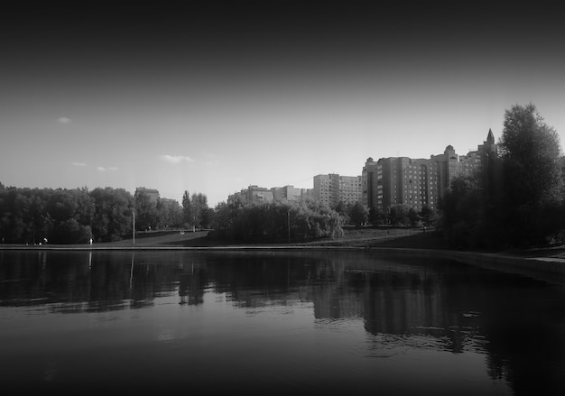 Foto minimaler schwarzer und weißer stadtparkhintergrund