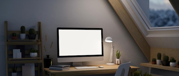 Minimaler skandinavischer Heimarbeitsplatz nachts im Dachzimmer mit Desktop-Computermodell