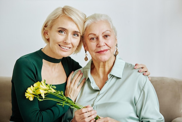 Foto minimales porträt einer frau mit älterer mutter