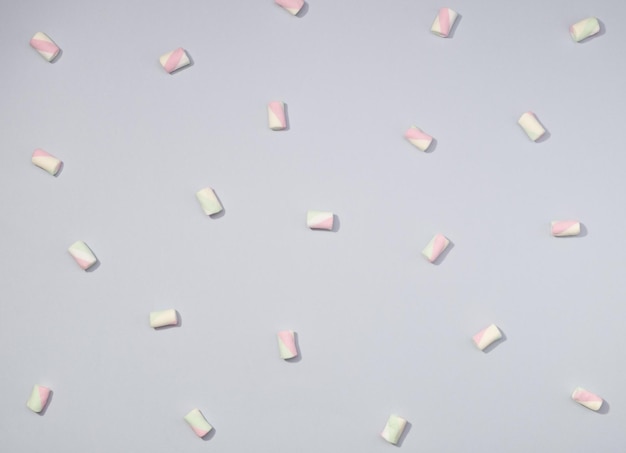 Minimalismo de marshmallow doce em fundo azul claro pastel