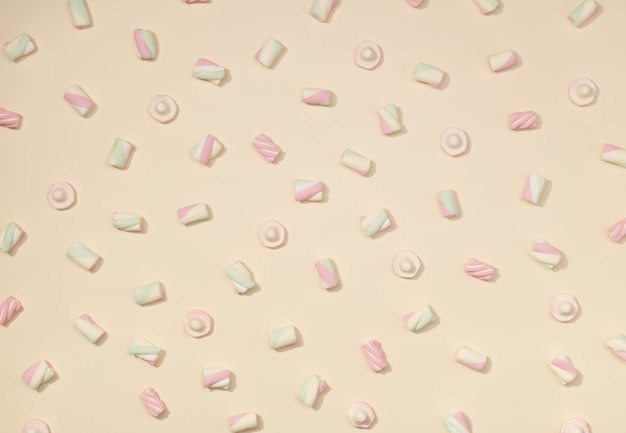 Minimalismo de marshmallow doce em fundo de cor creme pastel