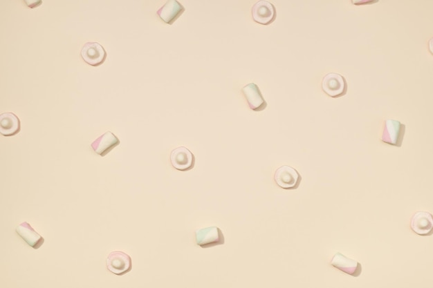 Minimalismo de marshmallow doce em fundo de cor creme pastel