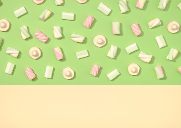 Minimalismo de malvaviscos dulces en fondo de colores pastel