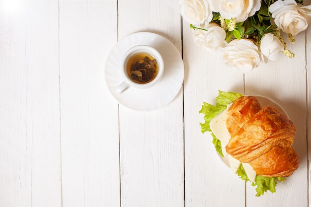 Minimalismus, Essen. Croissant mit Käsewurstgrün.