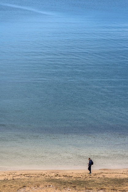 Minimalismus, Mann, der auf den Strand geht