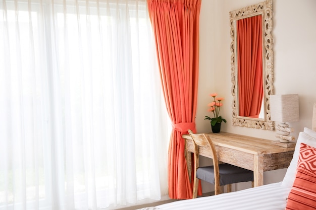 Foto minimalista interior moderno de dormitorio. vivir el concepto de decoración coral.