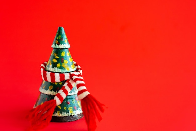 Minimalistic Weihnachtsbaum gemacht von der immergrünen Tannenpflanze auf Rot. Weihnachten,. Flach liegen,