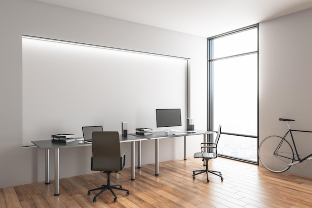 Minimalistische Einrichtung des Coworking-Büros