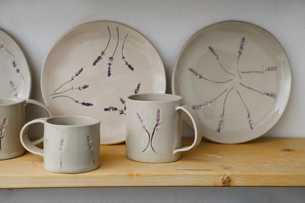 Minimalistische handgefertigte Keramik mit floralen und natürlichen Mustern