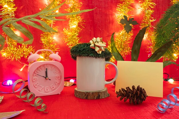 Minimalistische Konzeptidee, die Produkte anzeigt. Kaffeetasse auf Weihnachten und Neujahr Hintergrund
