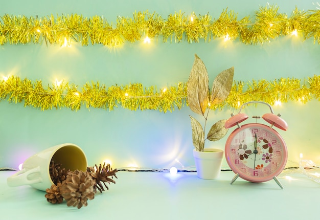 Minimalistische Konzeptidee, die Produkte anzeigt. kosmetische flaschen auf weihnachten und neujahrshintergrund. Kiefernblume, Lampe