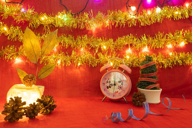 Minimalistische Konzeptidee, die Produkte anzeigt. Weihnachten und Neujahr background.red, Lichter, Kiefernblume