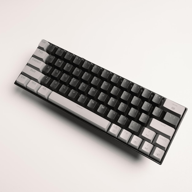 minimalistische mechanische Tastatur mit weißem Hintergrund