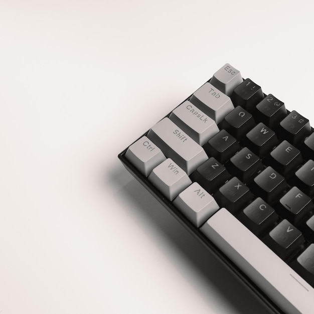 minimalistische mechanische Tastatur mit weißem Hintergrund