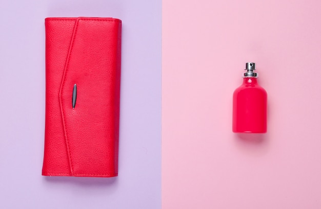 Minimalistische Mode. Damenmode Accessoires. Lederhandtasche, Parfümflasche. Draufsicht