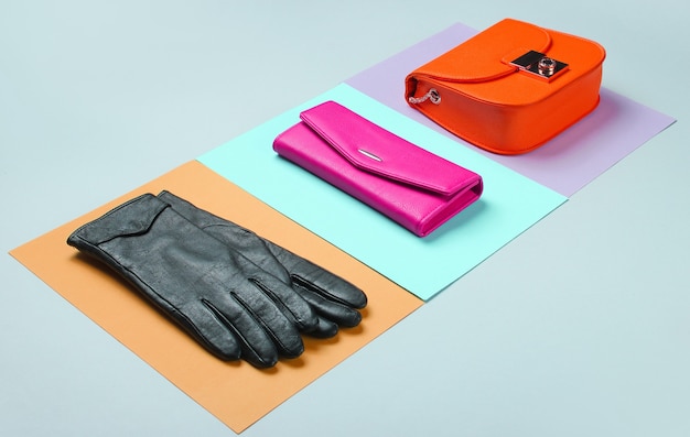 Minimalistische Mode. Trendige Accessoires für Frauen auf Pastellhintergrund. Lederhandtasche, Tasche, Handschuhe. Seitenansicht