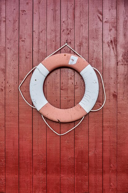 Foto minimalistische rettungsboje auf einem bootshaus gody sunnmre mre og romsdal norwegen