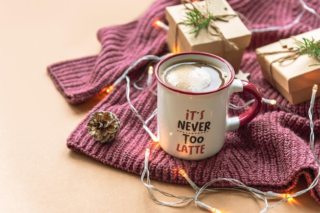 Minimalistische Weihnachtsgeschenkbox, verziert mit rotem Band. Geschenkboxen auf Kraftpapierhintergrund.