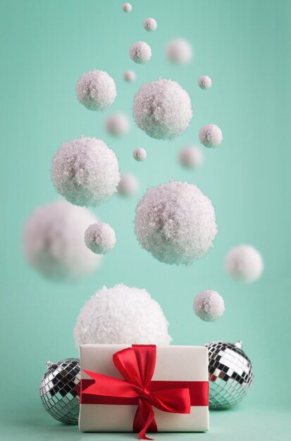 Minimalistische Weihnachtskomposition mit Big Flying Snowballs und Goft Box.