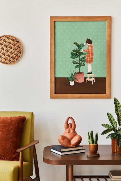Minimalistische Wohnzimmerkomposition mit braunem Bilderrahmen, Pflanze, Retro-Sessel, getrocknetem tropischem Blatt, Dekoration und eleganten persönlichen Accessoires in stilvoller Wohnkultur.