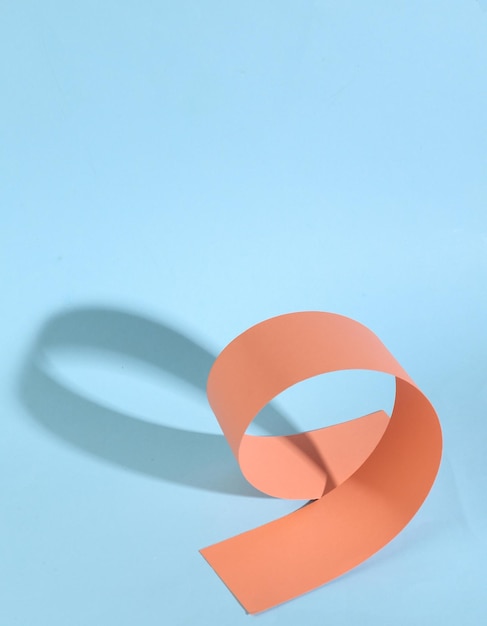 Minimalistischer abstrakter Hintergrund mit Spiralform auf farbigem Hintergrund Trendiger Schatten