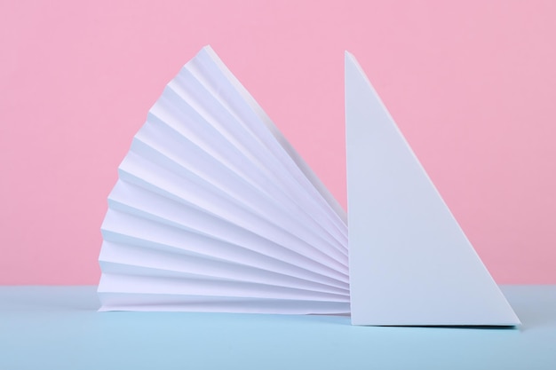 Minimalistischer Hintergrund aus geometrischen Papierformen Abstrakter Hintergrund der Konzeptkunst