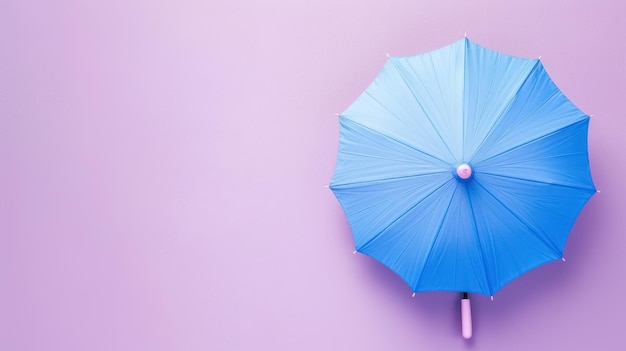 minimalistischer pastellblauer Regenschirm auf weichem hellrosa Hintergrund mit Kopierraum für Text