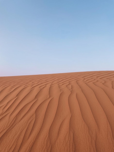 Minimalistischer Schuss einer Düne gegen den Himmel in der Wüste