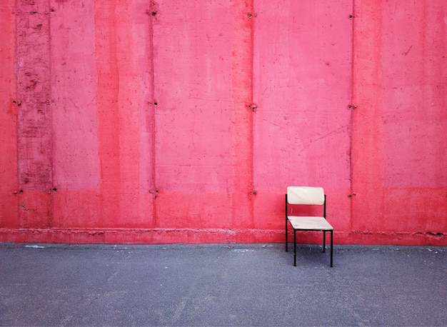 Minimalistischer Stuhl mitten im Grunge-Straßenhintergrund
