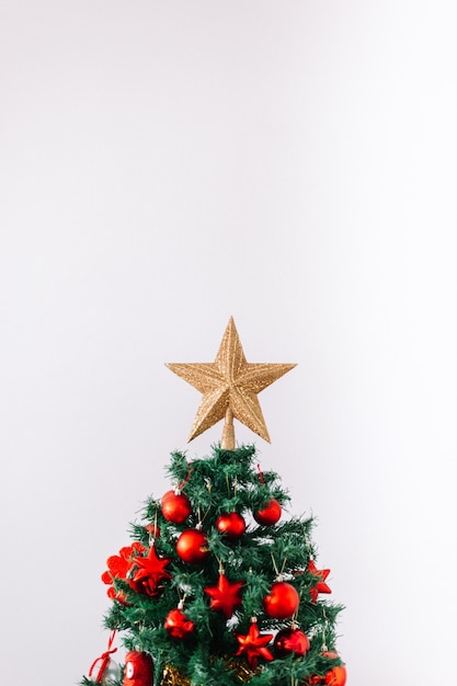 Foto minimalistischer weihnachtsbaum mit kopienraum