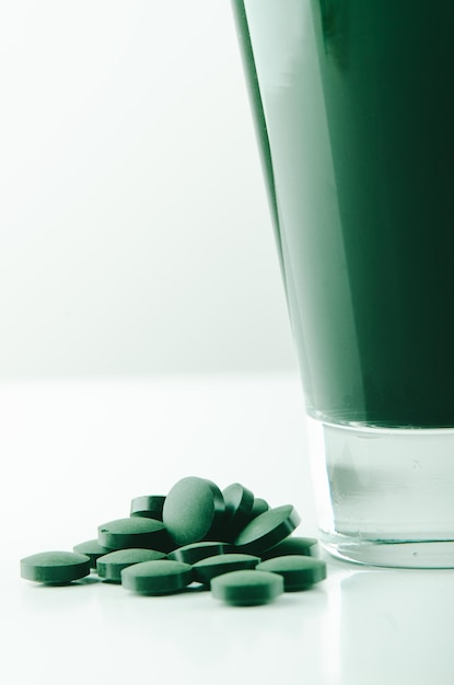 minimalistisches Glas mit Wasser und Spirulina-Pulver