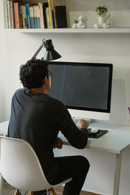 Minimalistisches Homeoffice. Vorteile der Telearbeit. Person, die von zu Hause aus arbeitet.