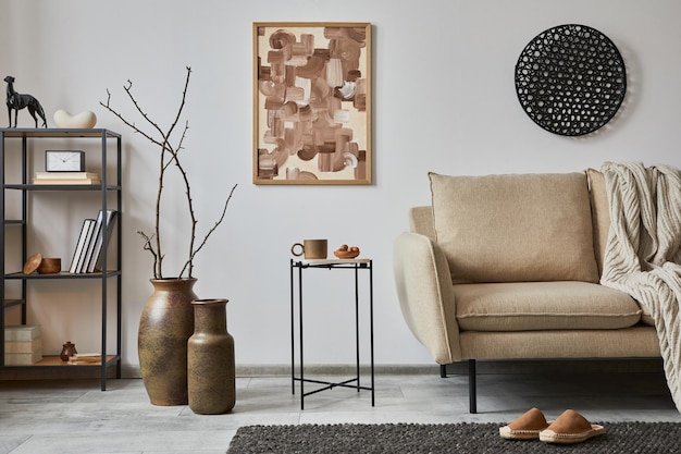 Minimalistisches Interieur eines eleganten Wohnzimmers mit Mock-up-Plakatrahmen beige modernes Sofa Beistelltisch Retro-Vasen und persönliche Accessoires Kreative Heiminszenierung Kopierbereich Vorlage xA